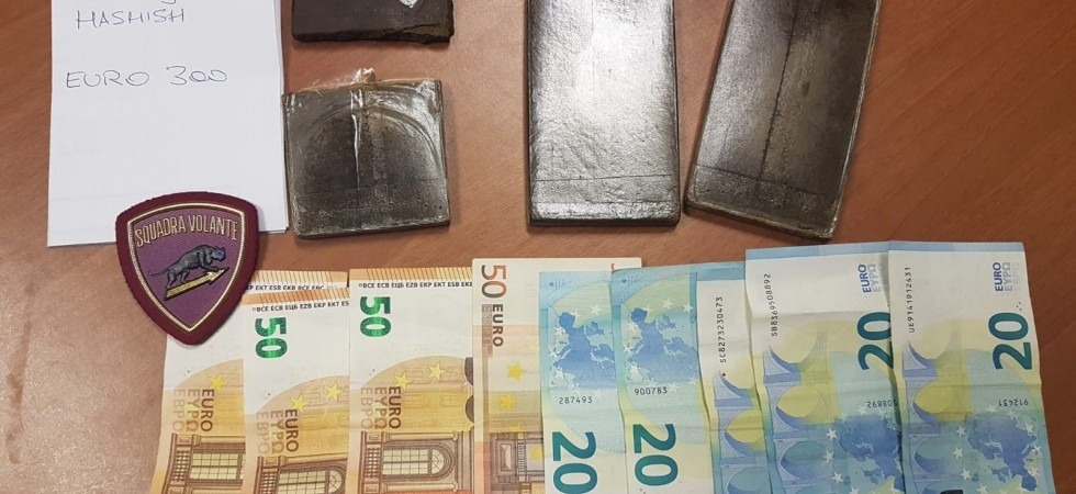 Vede i poliziotti e si dà alla fuga